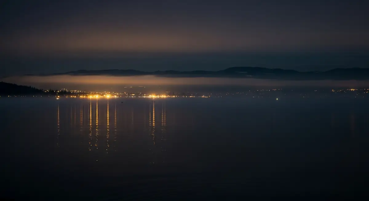 Nebliger See bei Abendlicht als Kulisse für Camping am Bodensee
